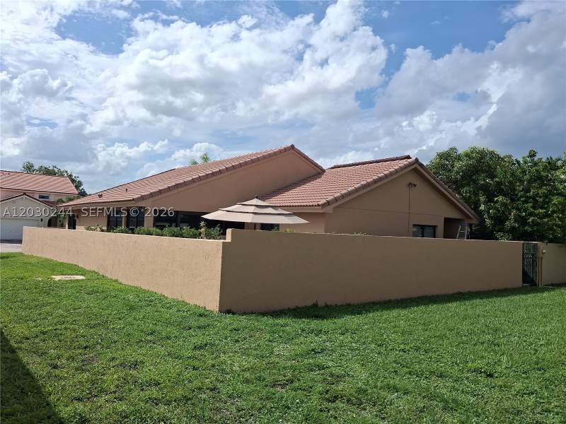 3 bedroom SingleFamilyResidence at 17531 NW 62nd Pl N, The Moors Sec 1, Hialeah — photo 2