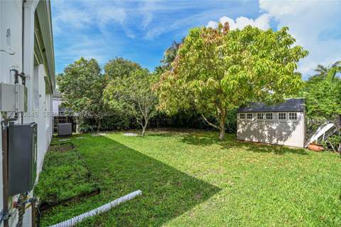 8942 Carlyle Ave, Surfside FL - photo 10 of 56
