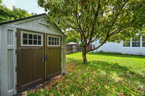 8942 Carlyle Ave, Surfside FL - photo 13 of 56