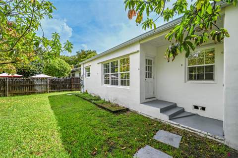 8942 Carlyle Ave, Surfside FL - photo 14 of 56