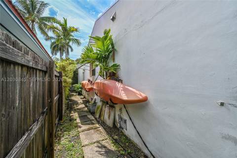 8942 Carlyle Ave, Surfside FL - photo 15 of 56