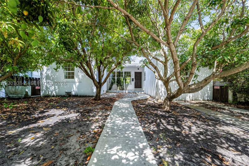 3 bedroom SingleFamilyResidence at 8942 Carlyle Ave, SECOND AMD PLAT OF NORMAN, Surfside — photo 2