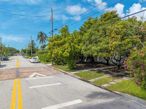 8942 Carlyle Ave, Surfside FL - photo 7 of 56