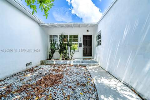 8942 Carlyle Ave, Surfside FL - photo 8 of 56