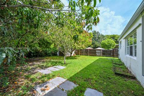8942 Carlyle Ave, Surfside FL - photo 9 of 56
