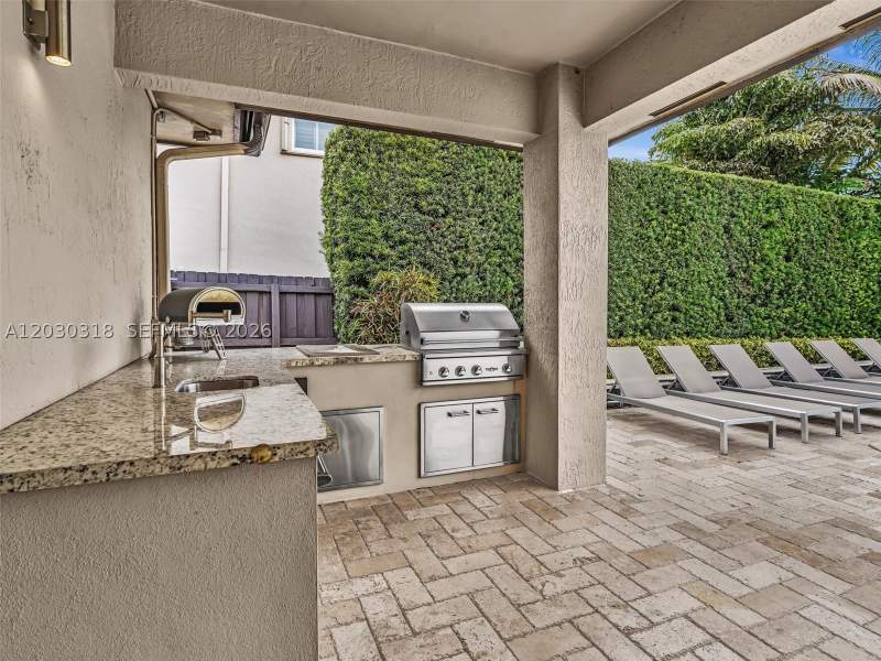 6 bedroom SingleFamilyResidence at 8052 NW 161st Ter, Silvercrest Lake Estates, Miami Lakes — photo 5