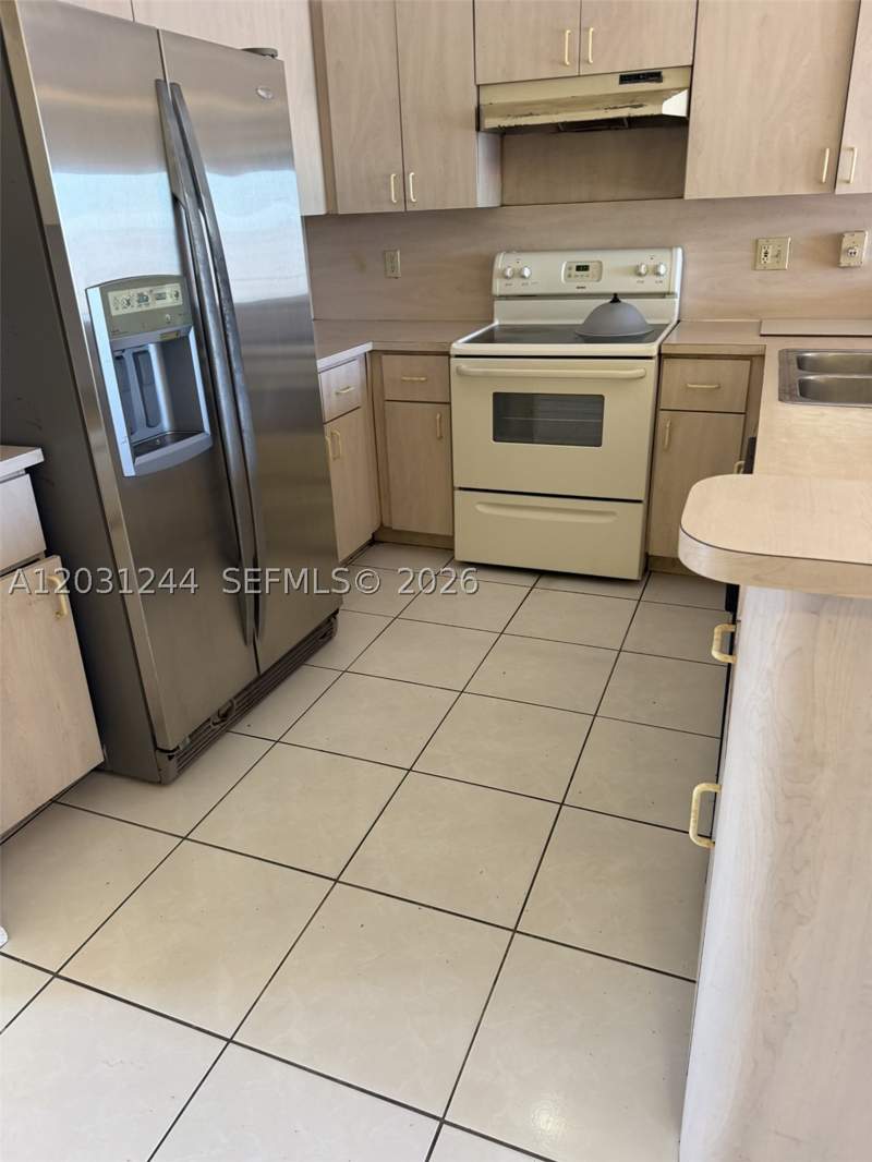 4 bedroom SingleFamilyResidence at 13752 SW 156th St, P A At Coral Reef, Miami — photo 5