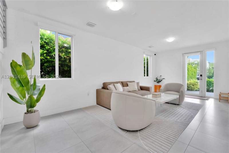 5 bedroom SingleFamilyResidence at 6750 NW 103rd Ave, Doral Palms South, Doral — photo 3