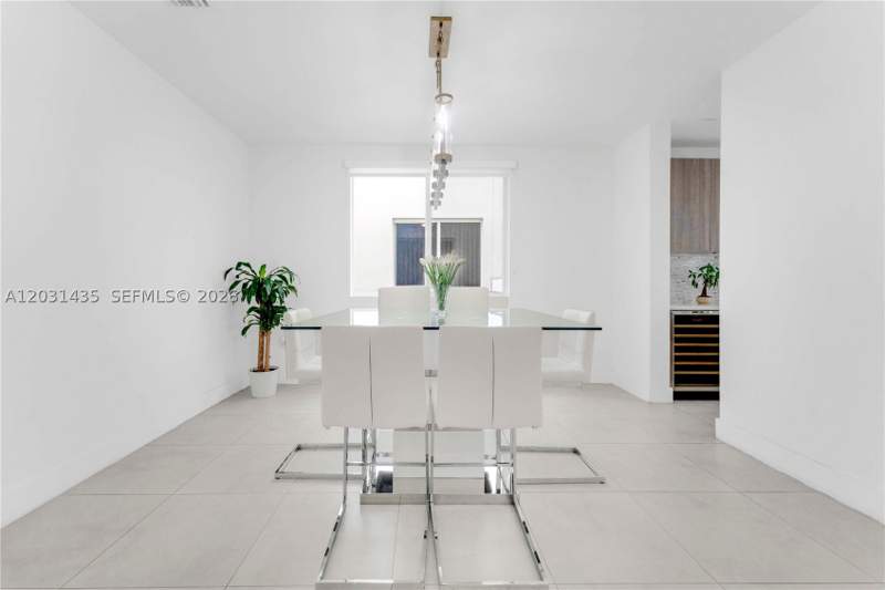 5 bedroom SingleFamilyResidence at 6750 NW 103rd Ave, Doral Palms South, Doral — photo 4