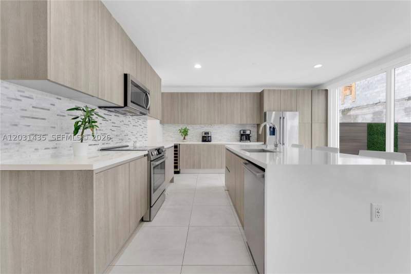5 bedroom SingleFamilyResidence at 6750 NW 103rd Ave, Doral Palms South, Doral — photo 5