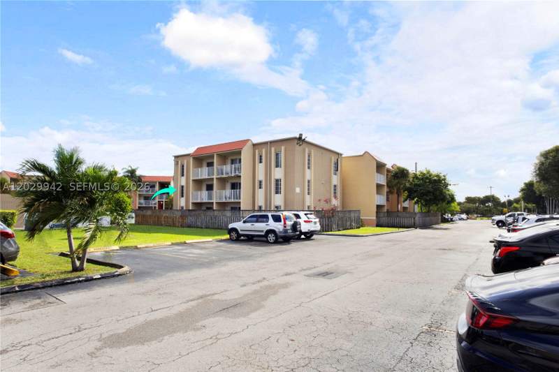 2 bedroom Condominium at 5201 Geneva Way 211, Doral Gardens II Condo, Doral — photo 2