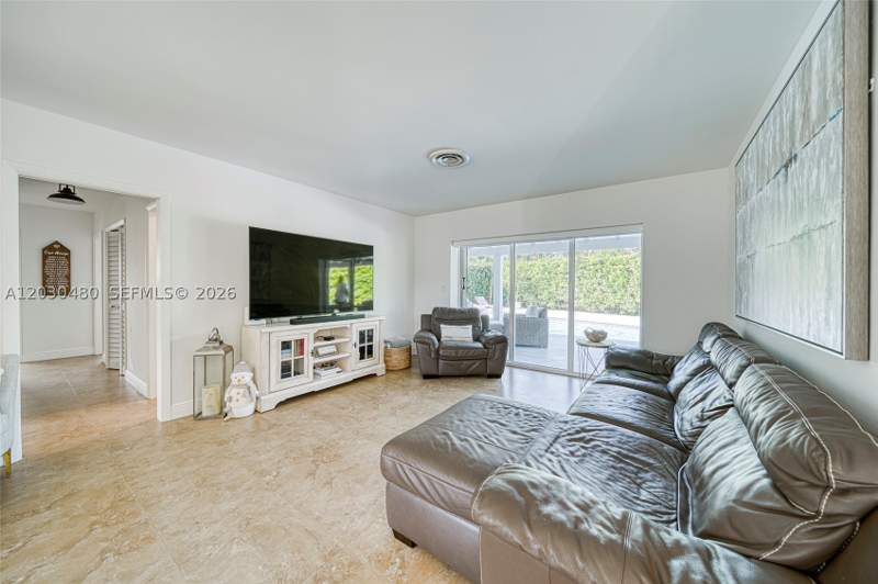 4 bedroom SingleFamilyResidence at 10600 SW 80th Ct, Ehmann Homesites, Miami — photo 5