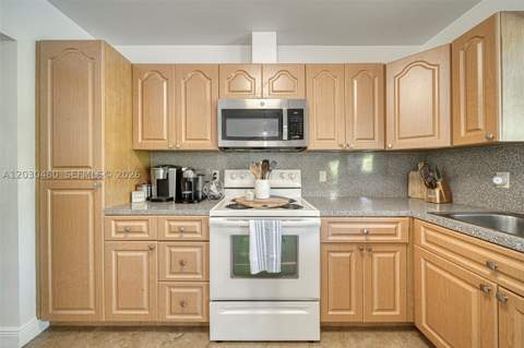 10600 SW 80th Ct, Miami FL - photo 7 of 34