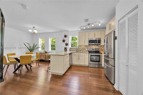 2850 Coconut Ave 15, Miami FL - photo 6 of 32