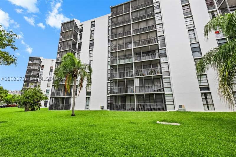 1 bedroom Condominium at 3101 N Country Club Dr 209, Second Addition Biscayne, Aventura — photo 2