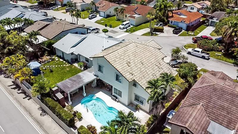 4 bedroom SingleFamilyResidence at 8532 SW 211th Ter, Centennial Sec 1, Cutler Bay — photo 2