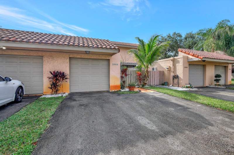 3 bedroom Townhouse at 20606 NE 7th Court, Townhouses Of The Calif Cl, Miami — photo 2