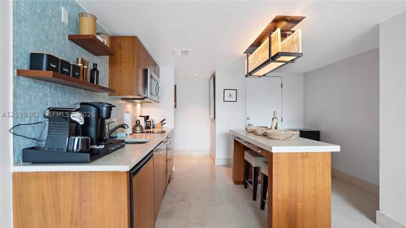 1 bedroom Condominium at 6801 Collins Ave 315, Central Carillon Beach Co, Miami Beach — photo 4