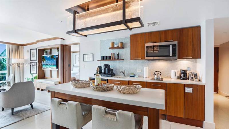 1 bedroom Condominium at 6801 Collins Ave 315, Central Carillon Beach Co, Miami Beach — photo 5