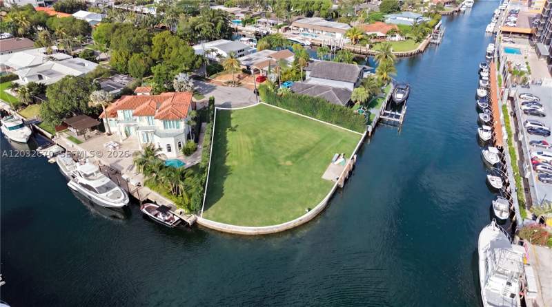 4 bedroom SingleFamilyResidence at 13305 Biscayne Island Ter, Keystone Island No 5, North Miami — photo 4