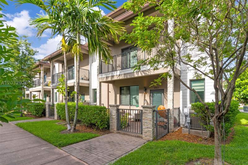 4 bedroom Townhouse at 4963 NW 83rd Path 4963, Downtown Doral South Phas, Doral — photo 2
