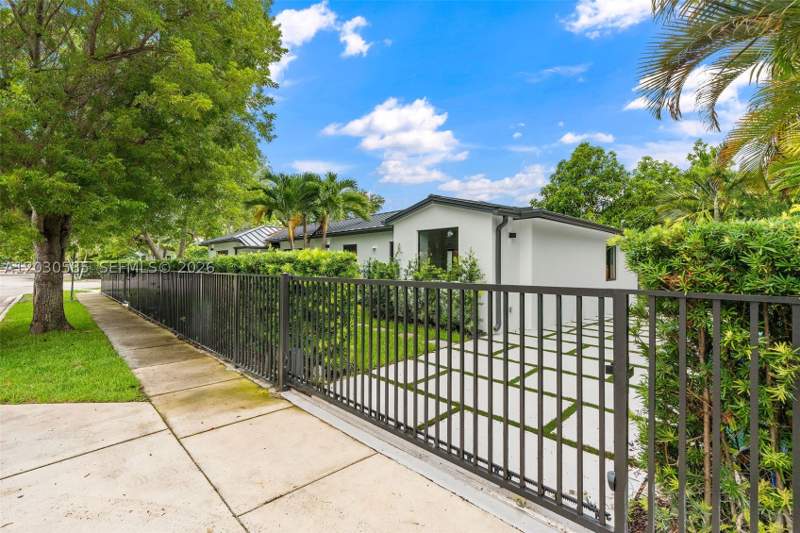 4 bedroom SingleFamilyResidence at 2286 SW 21st Ave, New Shenandoah, Miami — photo 2