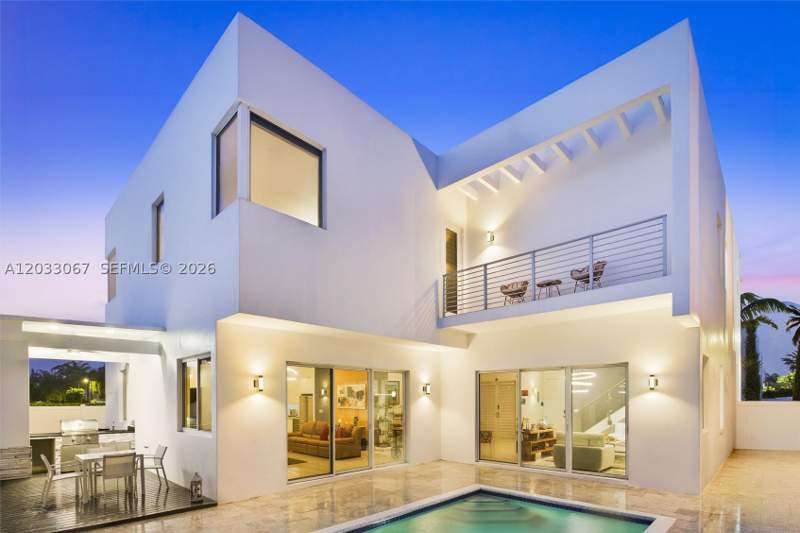 5 bedroom SingleFamilyResidence at 7472 NW 100th Ave, Doral Commons Residential, Doral — photo 3