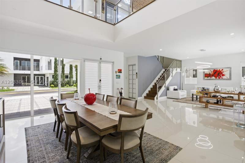 5 bedroom SingleFamilyResidence at 7472 NW 100th Ave, Doral Commons Residential, Doral — photo 4