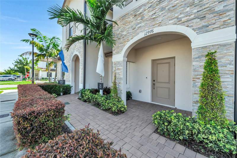 3 bedroom Townhouse at 12976 SW 233rd Ter, Siena Reserve, Homestead — photo 2