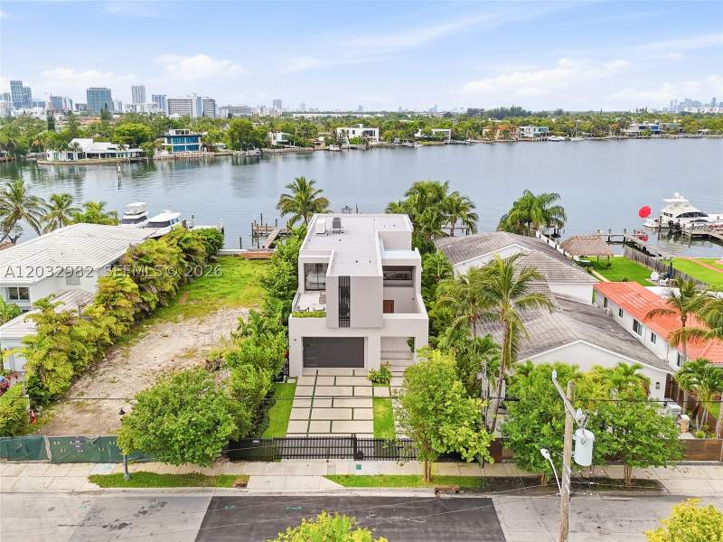 4 bedroom SingleFamilyResidence at 1050 Stillwater Dr, Biscayne Beach-2Nd Addn, Miami Beach — photo 3