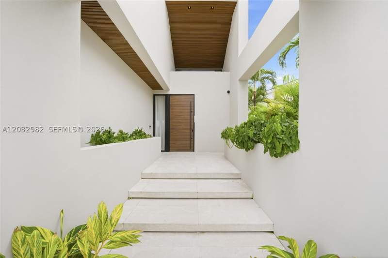 4 bedroom SingleFamilyResidence at 1050 Stillwater Dr, Biscayne Beach-2Nd Addn, Miami Beach — photo 5