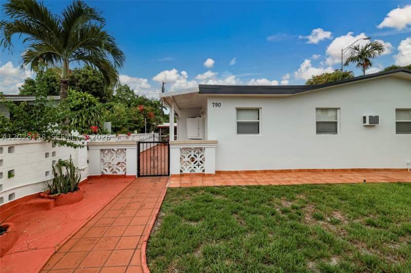 4 bedroom SingleFamilyResidence at 790 W 73rd Pl, Douglas Ests, Hialeah — photo 2