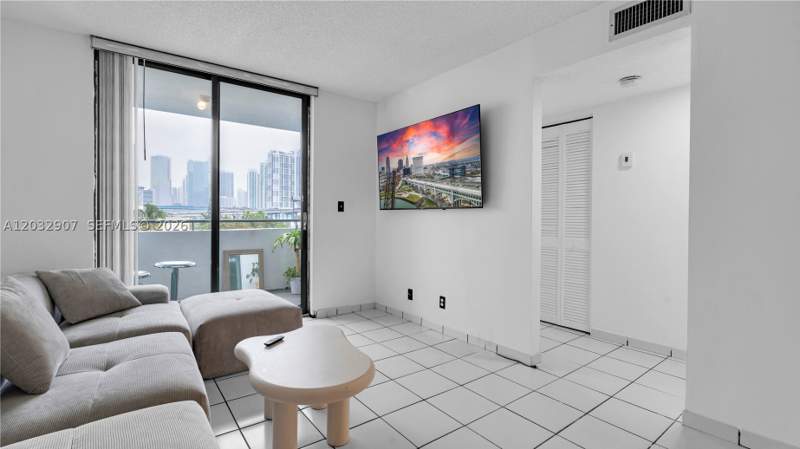 2 bedroom Condominium at 546 SW 1st St 603, Rioplaza Condominium, Miami — photo 3
