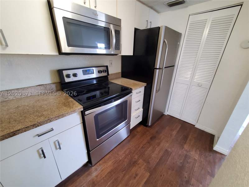 1 bedroom Condominium at 300 NW 84th Ter 300, Sunset Palm Villas Condo, Miami — photo 3