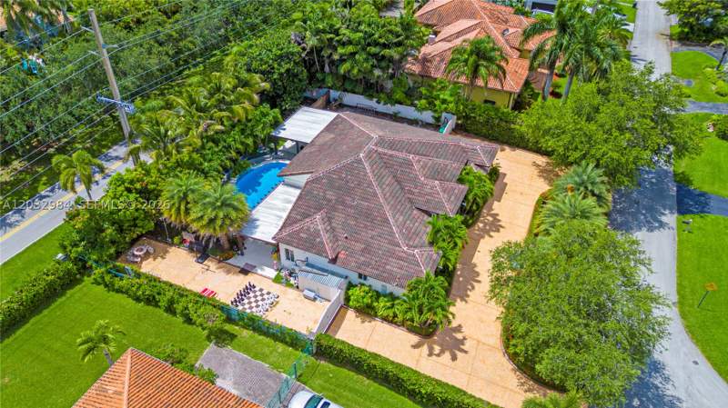 4 bedroom SingleFamilyResidence at 16601 SW 87th Ct, The Landings Sec 1, Palmetto Bay — photo 2