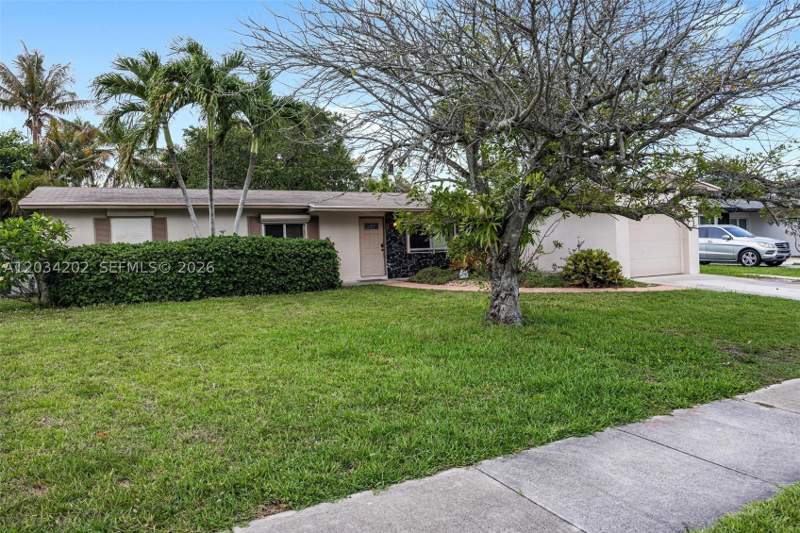4 bedroom SingleFamilyResidence at 8771 SW 200th Ter, Cutler Ridge Pines, Cutler Bay — photo 2