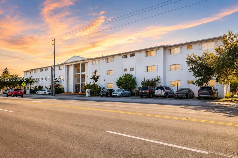 2 bedroom Condominium at 13700 NE 6th Ave 106, The White House Condo, North Miami — photo 4