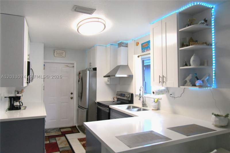 3 bedroom SingleFamilyResidence at 942 SW 8th Pl, Villas Of Palm Bay, Florida City — photo 5