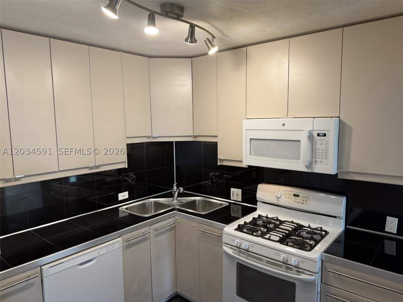 2 bedroom Condominium at 13120 SW 92nd Ave B-404, Village At The Falls Cond, Miami — photo 5