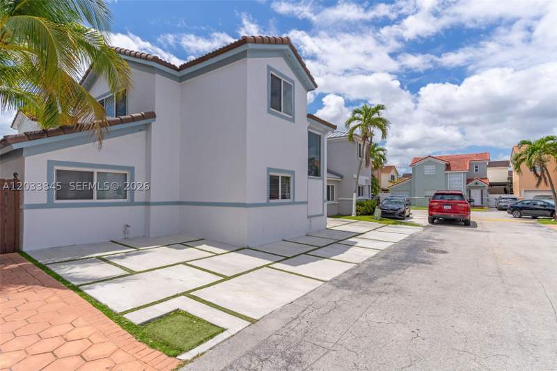 4 bedroom SingleFamilyResidence at 979 NW 126th Path, Lake Pointe Sec 4, Miami — photo 2