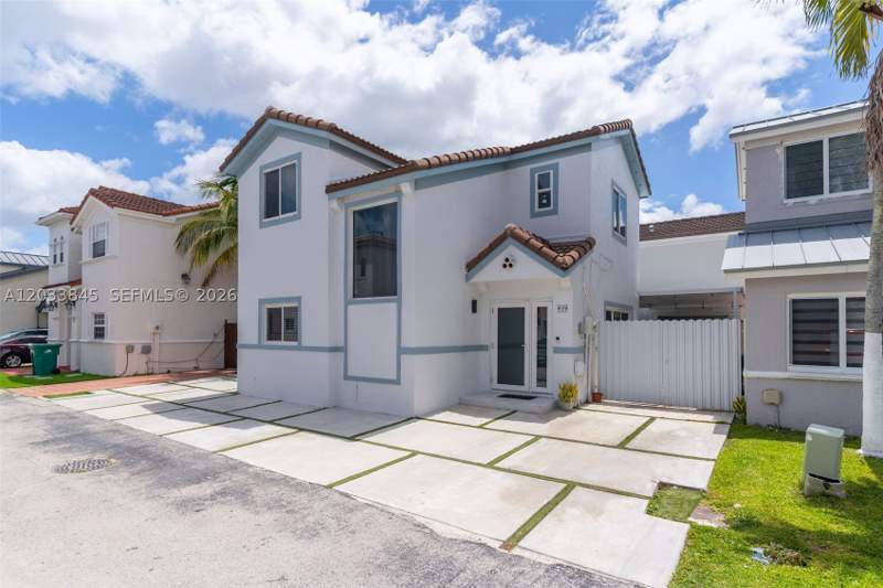 4 bedroom SingleFamilyResidence at 979 NW 126th Path, Lake Pointe Sec 4, Miami — photo 3