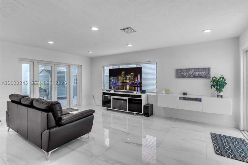 4 bedroom SingleFamilyResidence at 979 NW 126th Path, Lake Pointe Sec 4, Miami — photo 5