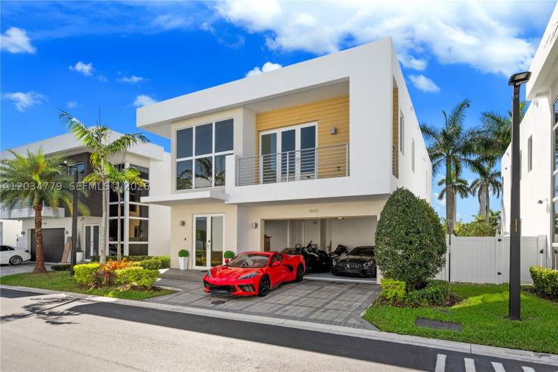 4 bedroom SingleFamilyResidence at 9830 NW 74th Ter, Doral Commons Residential, Doral — photo 2
