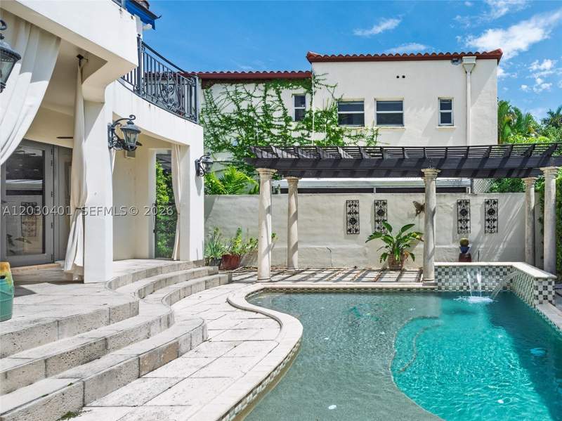 5 bedroom SingleFamilyResidence at 5860 Pine Tree Dr, Beach View Addn, Miami Beach — photo 3