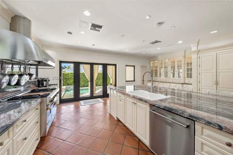 5860 Pine Tree Dr, Miami Beach FL - photo 9 of 69