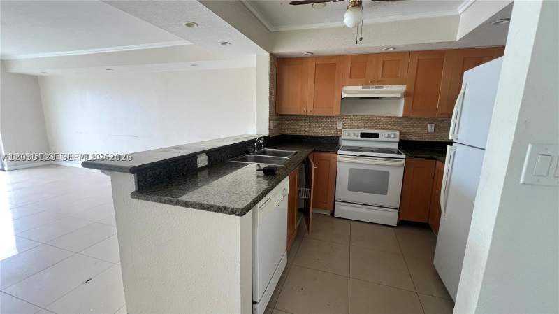 2 bedroom Condominium at 486 NW 165th St Rd B-606, Montecarlo Condo, Miami — photo 2