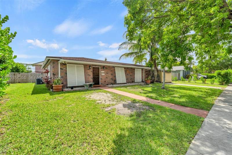 3 bedroom SingleFamilyResidence at 9982 SW 196th St, Bel Aire Sec 3, Cutler Bay — photo 2