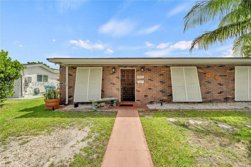 3 bedroom SingleFamilyResidence at 9982 SW 196th St, Bel Aire Sec 3, Cutler Bay — photo 3