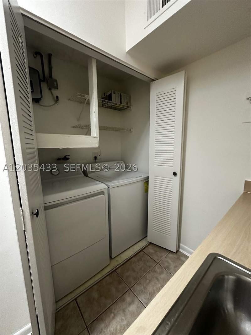 1 bedroom Condominium at 18356 NW 68th Ave K, La Hacienda Country Club, Hialeah — photo 2