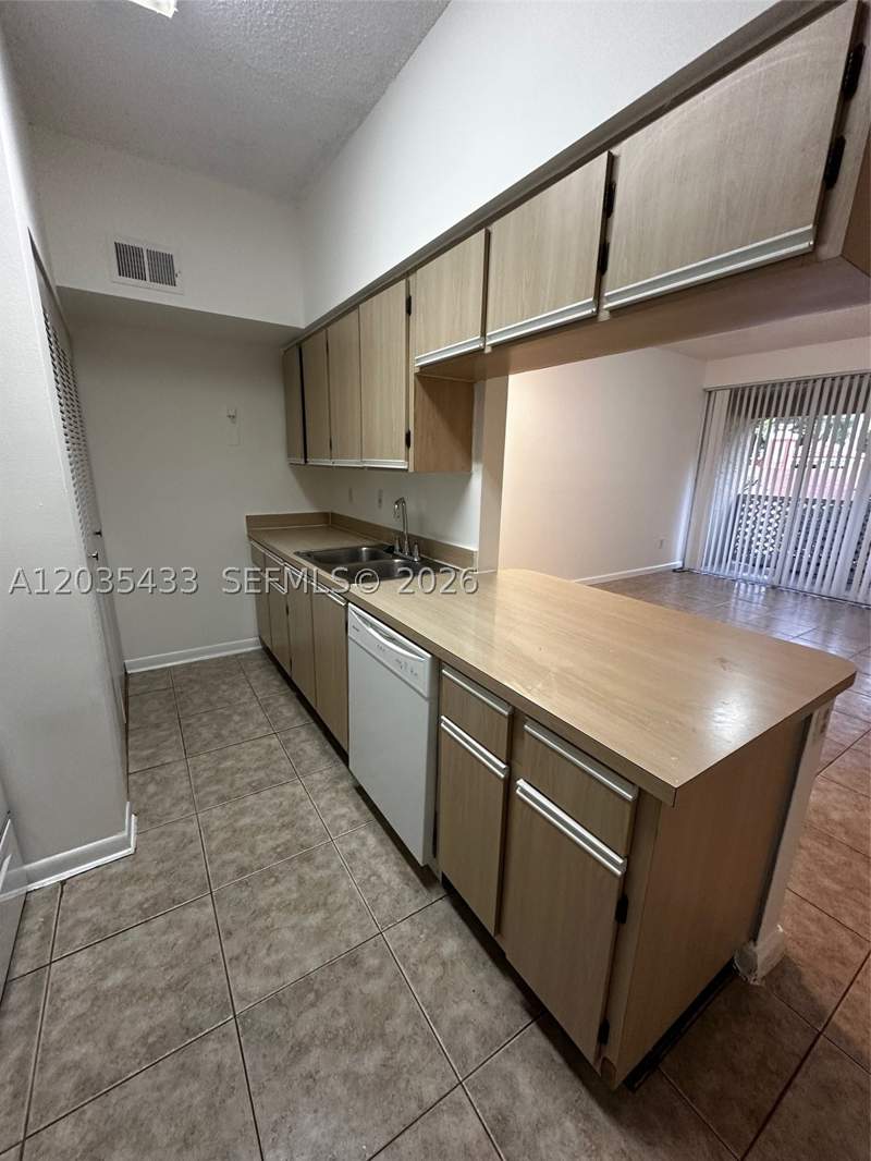 1 bedroom Condominium at 18356 NW 68th Ave K, La Hacienda Country Club, Hialeah — photo 3